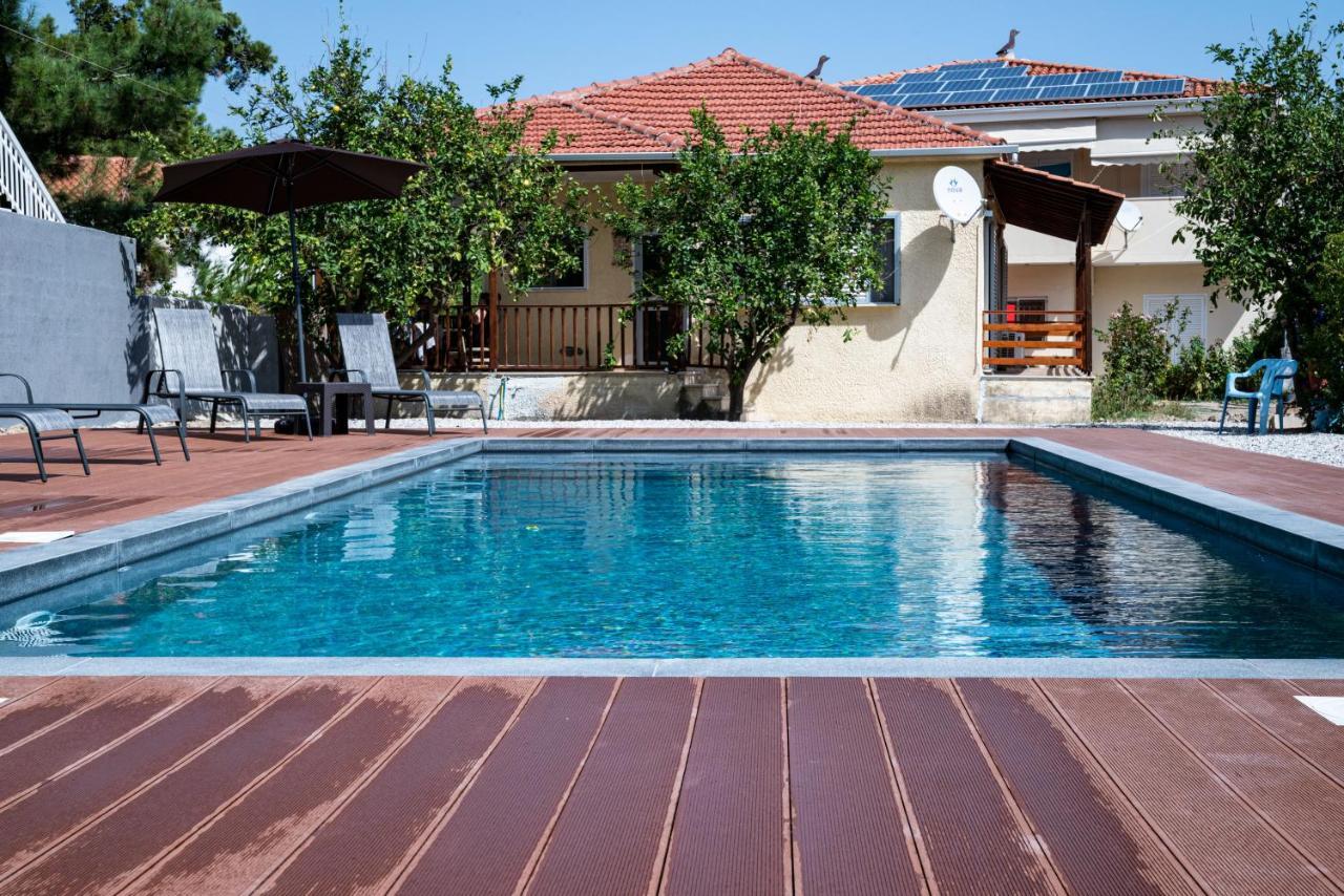 Elegant House By The Sea With Pool Villa Akráta Buitenkant foto