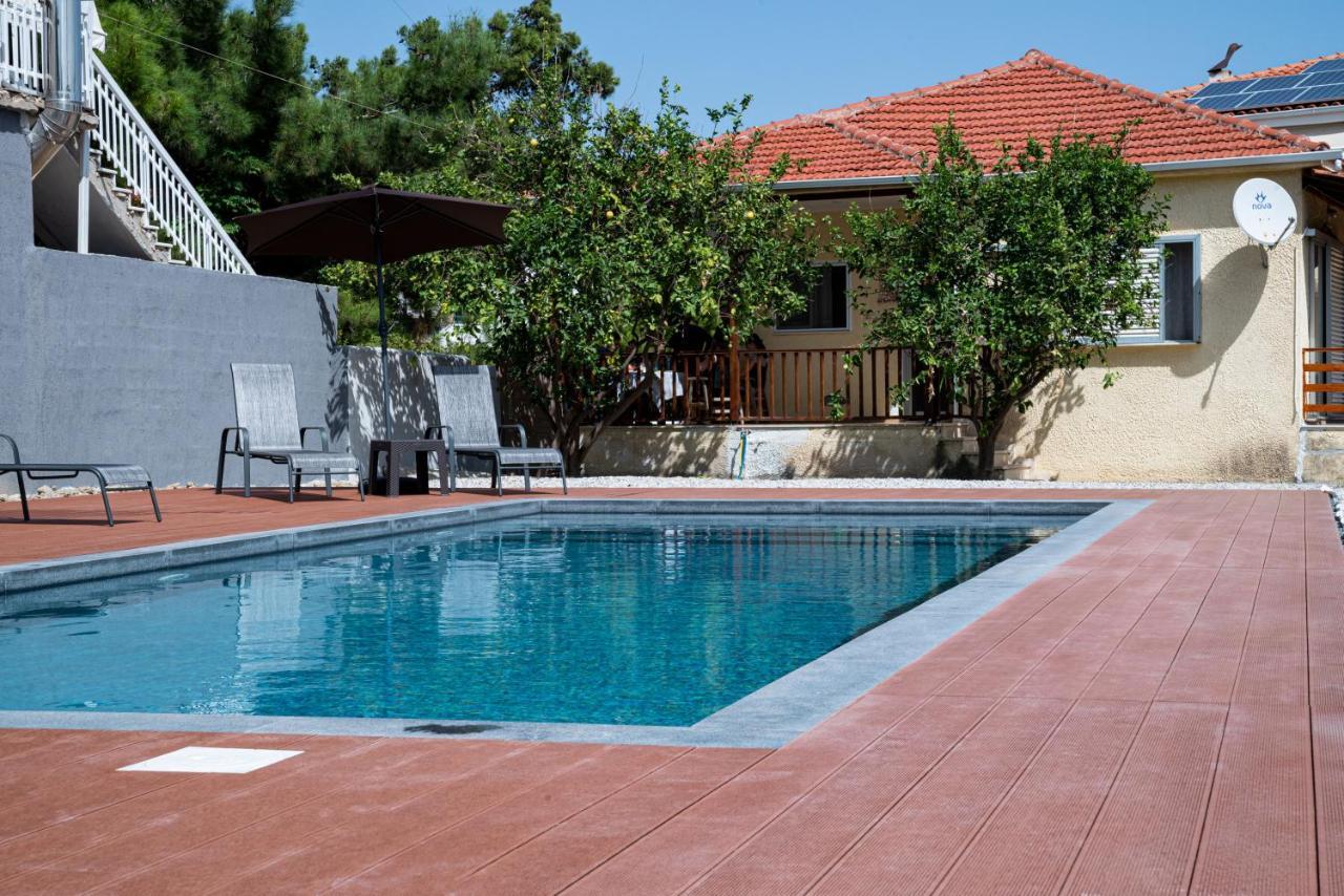 Elegant House By The Sea With Pool Villa Akráta Buitenkant foto